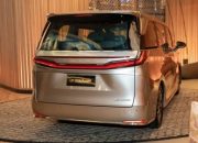 Duel Mobil Sultan! Mana Lebih Laris, Lexus LM 350h 4 Seater atau 7 Seater?