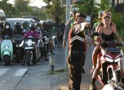 Bule ‘Ngawur’ Terobos Trotoar Sampai Motor Lompat, Netizen: Rental Nangis