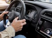 Posisi Tangan saat Menyetir Mobil, Seperti Apa Gerakan yang Tepat dan Nyaman?
