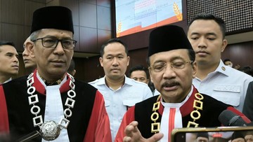 resmi-dilantik-jadi-ketua-mk,-begini-isi-garasi-suhartoyo