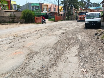 awas!-ini-bahayanya-mobil-sering-lewat-jalanan-rusak-seperti-jalan-parung-panjang