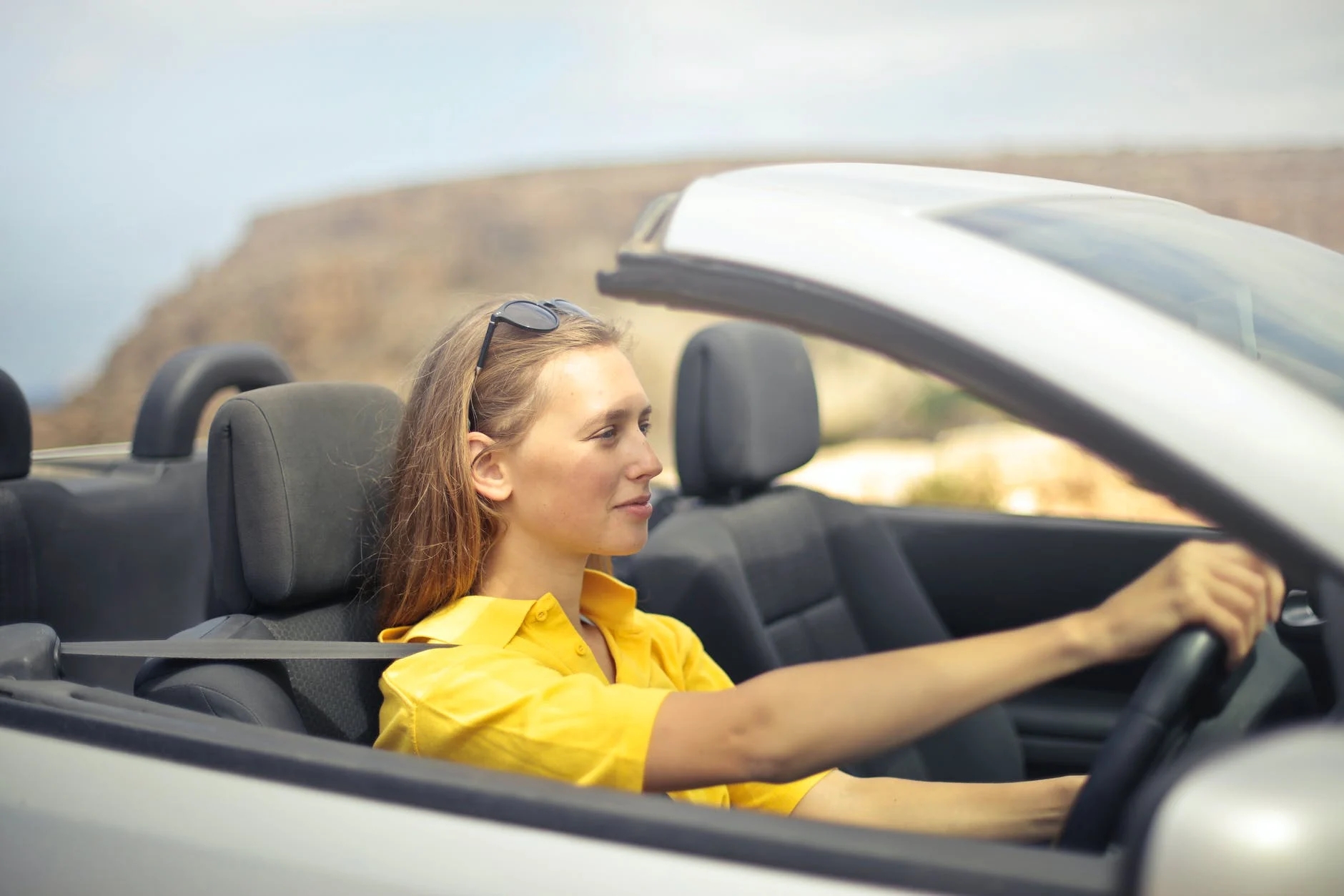 5-alasan-perempuan-perlu-terampil-nyetir-pakai-mobil-manual-di-era-modern
