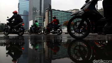 ini-bahaya-naik-motor-pakai-sandal-jepit,-jangan-ditiru!