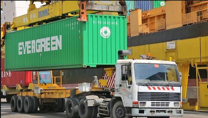 di-semarang-aktifitas-truk-ekspedisi-terlihat-menurun