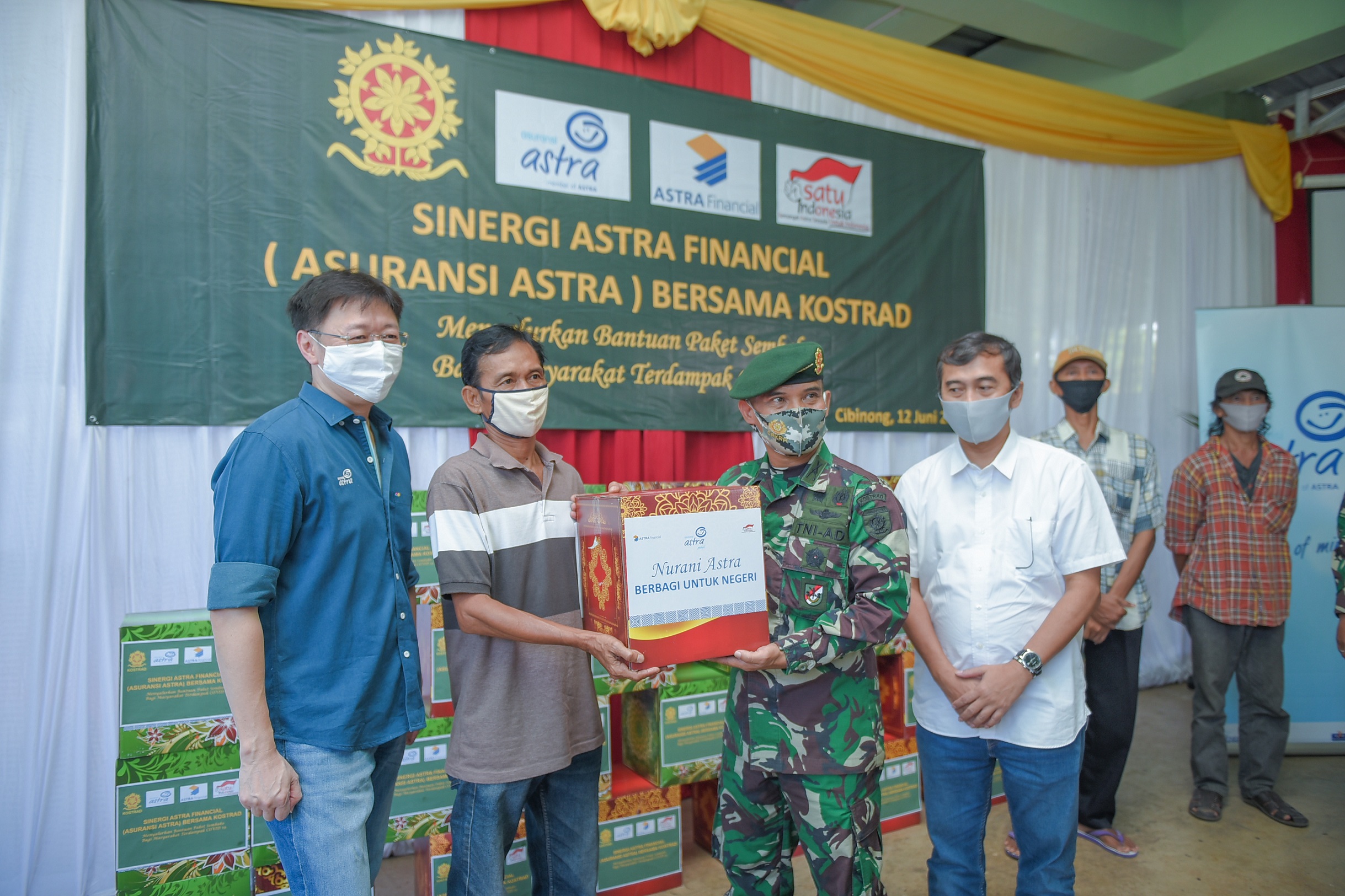 sinergi dengan kostrad,-asuransi-astra salurkan 1.000 paket sembako untuk masyarakat cibinong