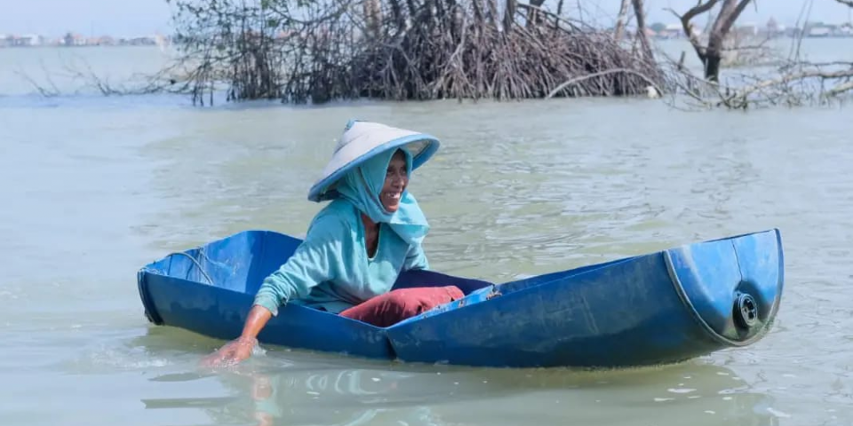 menghadang-banjir-rob:-jalan-terendam-dan-gelap,-perempuan-melahirkan-di-perahu