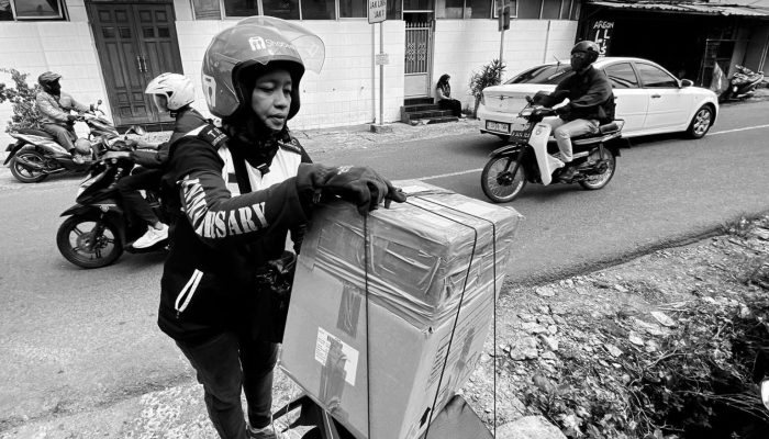 Hari-Hari Lady Ojol: Narik, Kerja Domestik, dan Sulit Sejahtera
