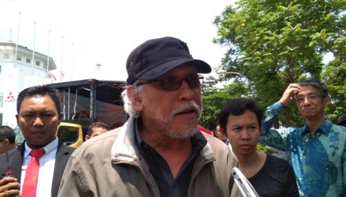 Obrolan Iwan Fals dengan Sopir Truk, ”Pasang Foto Bang Iwan, Saya Merasa Aman di Jalan, Bang”