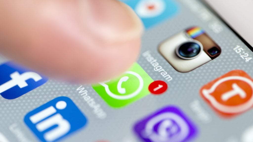 cara-membuat-stiker-selamat-tahun-baru-2024-untuk-whatsapp