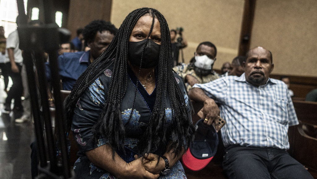 profil-yulce-wenda-istri-lukas-enembe-mantan-gubernur-papua