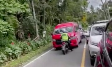 pelajaran-penting-minibus-lawan-arah-hingga-disetop-polisi-di-deli-serdang