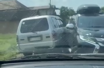 aksi-panther-gagah-berani,-senggol-pajero-sport-yang-lawan-arah