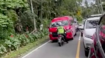 viral-polisi-‘pukul-mundur’-minibus-lawan-arah-di-deli-serdang