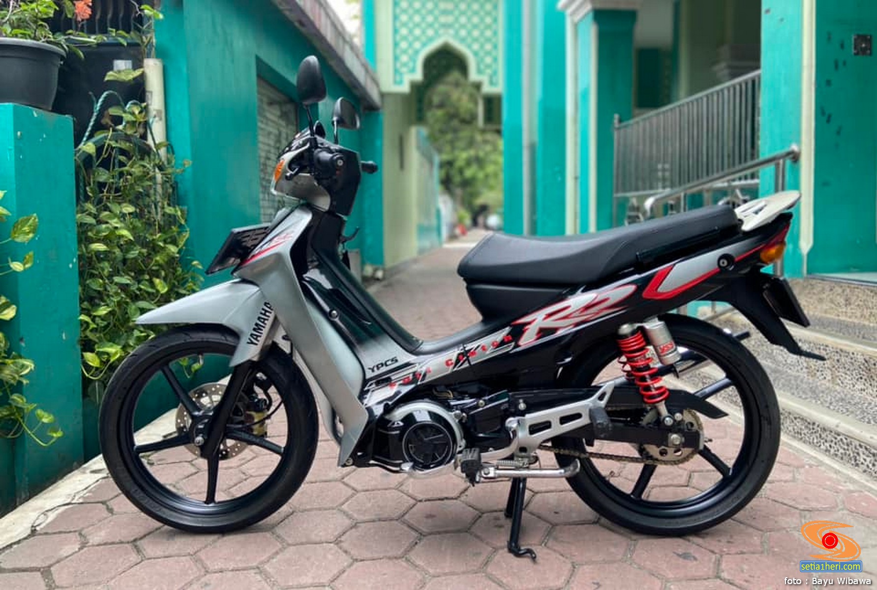 restorasi-yamaha-f1zr-warna-silver-hitam-tahun-2002,-ganteng-pisan-euy
