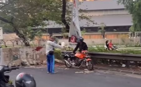 sejumlah-motor-tabrak-beton-pengalih-arus-perayaan-malam-tahun-baru-2024-di-kemayoran