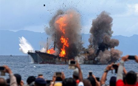 luhut-tak-setuju-penenggelaman-kapal-ala-susi-pudjiastuti-dalam-memori-hari-ini,-3-desember-2018