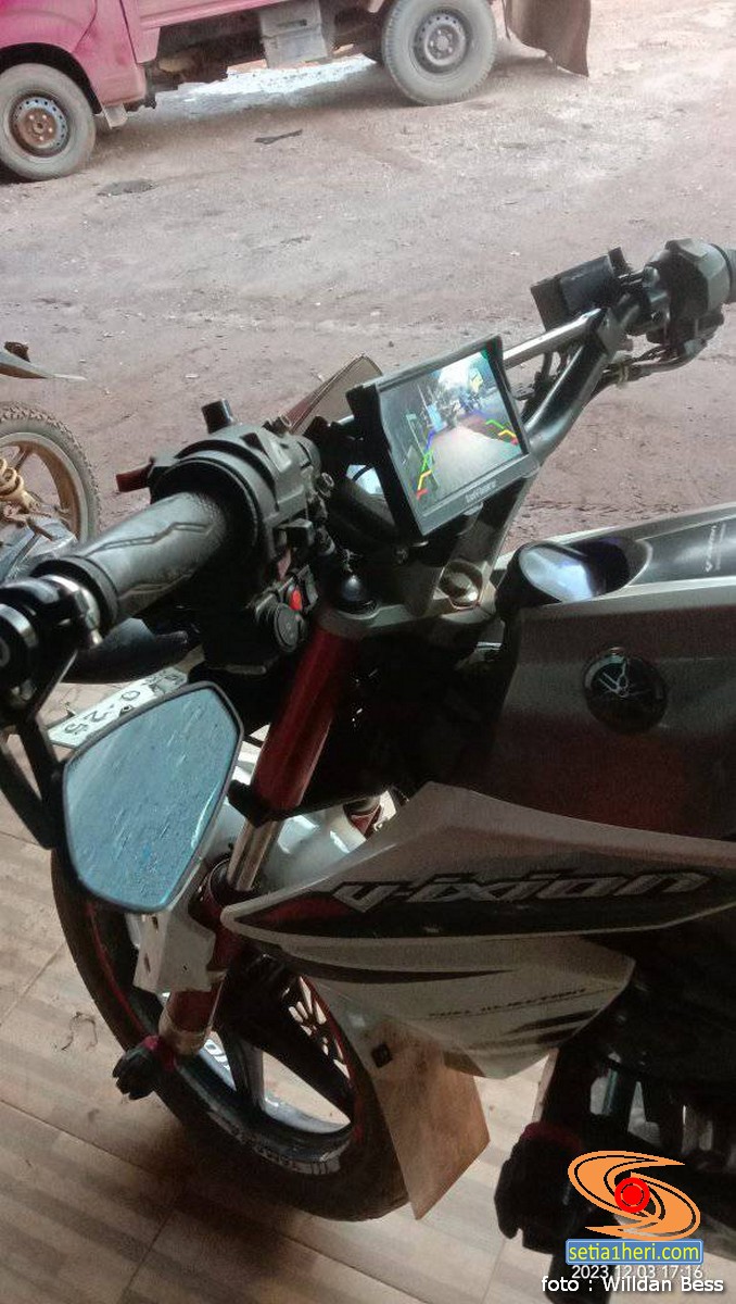 gokil-yamaha-vixion-ini-pakai-spion-elektronik-(kamera-parkir-mobil)-gans…hehehe