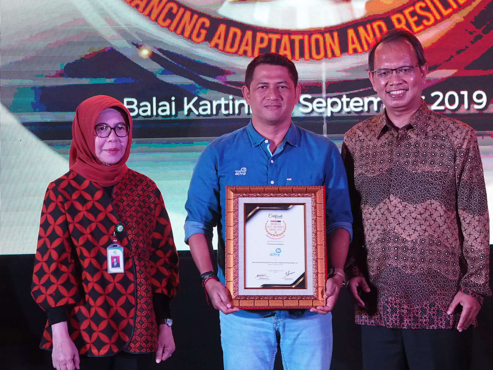 sebagai-kado-manis-di-usia-ke-63,-asuransi-astra-raih-indonesia-best-insurance-award-&-top-ceo-2019