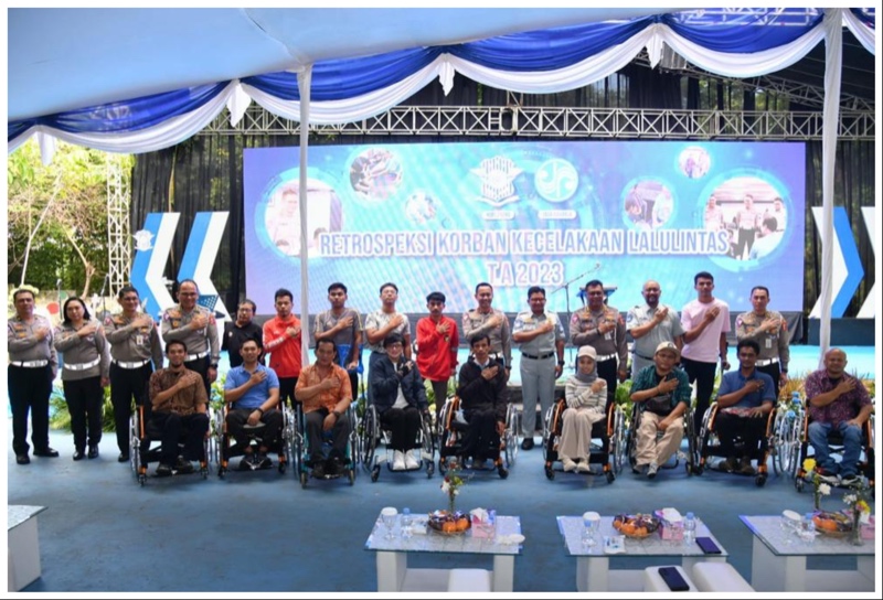 korlantas-polri-peduli-korban-kecelakaan,-beri-bantuan-kursi-roda,-kaki-palsu-dan-tongkat