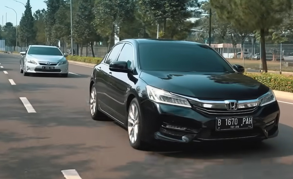 komparasi-toyota-camry-hybrid-2013-vs-honda-accord-2016,-akselerasinya-beda-tipis