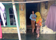 Desa Tenggelam dan Hilang, Perempuan Setengah Mati Bayar Hutang: Akibat Banjir Rob