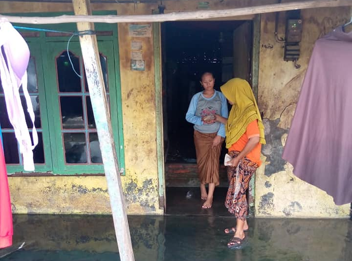 desa-tenggelam-dan-hilang,-perempuan-setengah-mati-bayar-hutang:-akibat-banjir-rob
