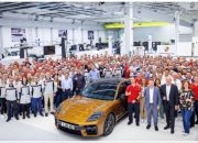 Porsche Panamera Turbo E-Hybrid Warna Madeira Gold Metallic, Tonggak Kesuksesan di Pabrik Leipzig!