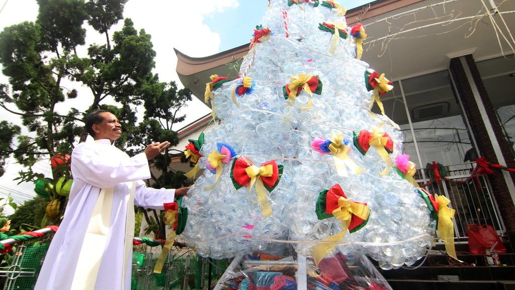 cara-membuat-pohon-natal-dari-barang-bekas-kardus-dan-bambu