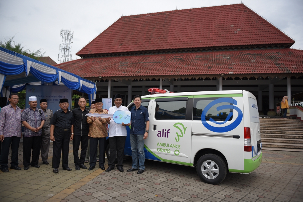 bantuan-ambulans-asuransi-astra-syariah-tentramkan-masyarakat-serang,-banten