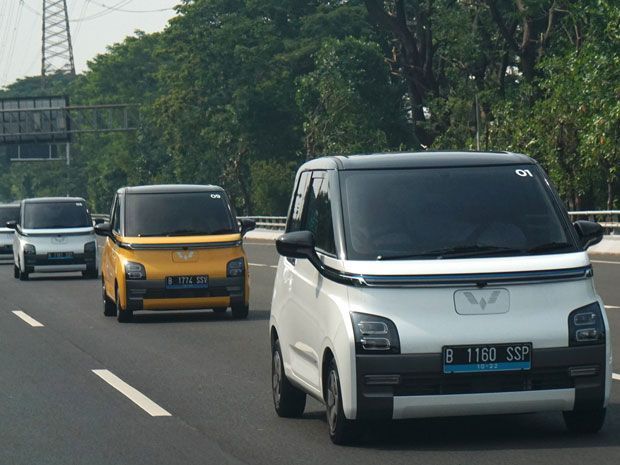 wuling-mau-bantu-bikin-100-tempat-cas-mobil-listrik-pada-2024