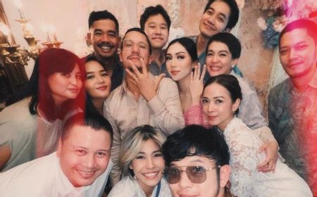 angga-puradiredja-resmi-melamar-dewi-andarini,-warganet:-keren-bisa-undang-maliq-&-dessentials