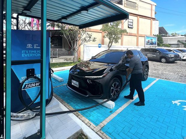 toyota-indonesia-sudah-sediakan-tempat-cas-mobil-listrik-di-74-lokasi