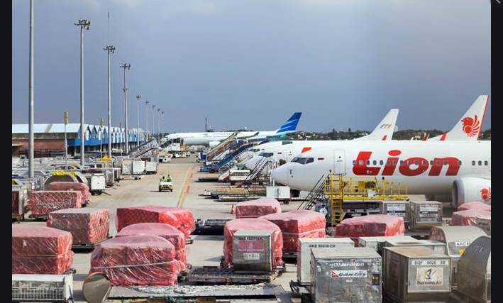 ratusan-ton-kargo-menumpuk-di-bandara,-ada-apa-?