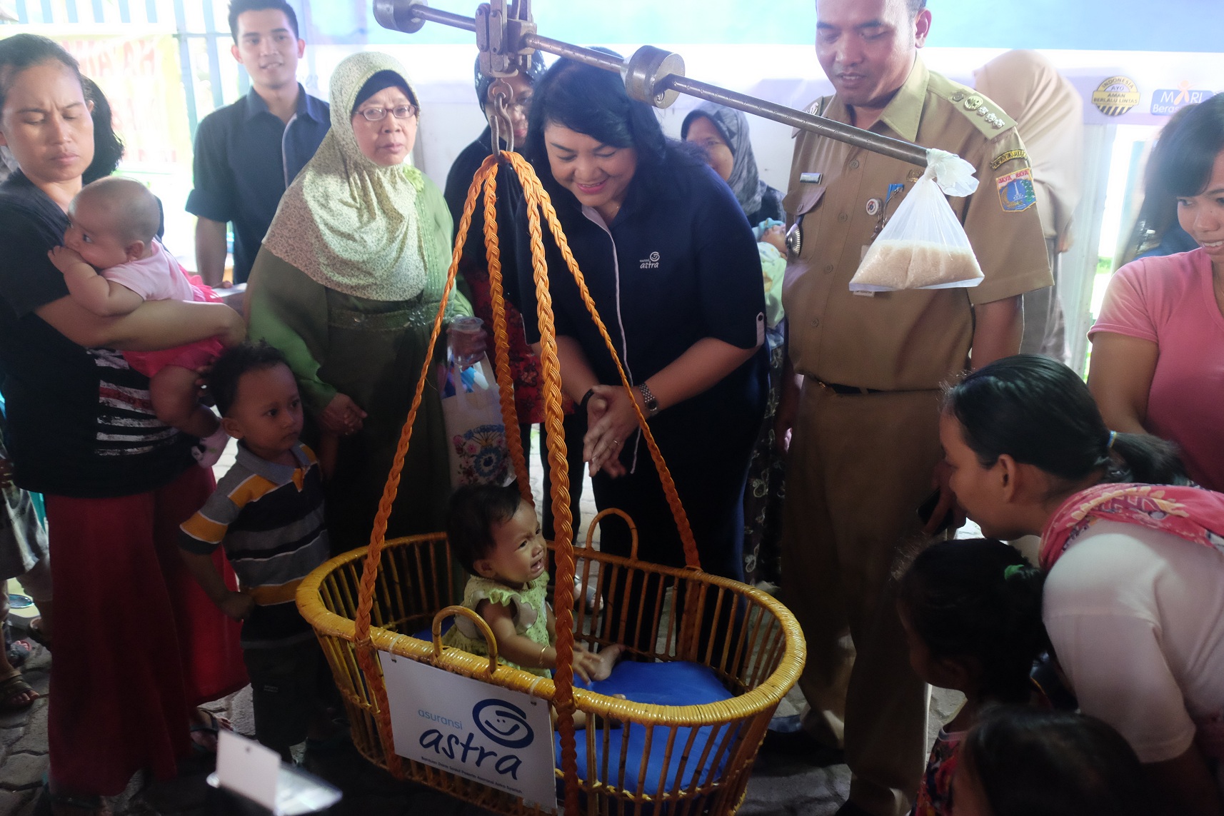berbagi-peace-of-mind-ratusan-karyawan-asuransi-astra-jadi-relawan-posyandu
