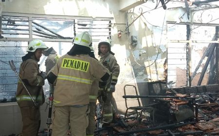 gara-gara-puntung-rokok-belum-dimatikan,-satu-rumah-di-kramat-jati-terbakar