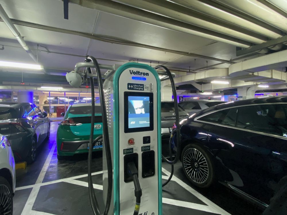 voltron-sukses-resmikan-300-spklu-ultra-fast-charging-dc-100-kw-se-indonesia