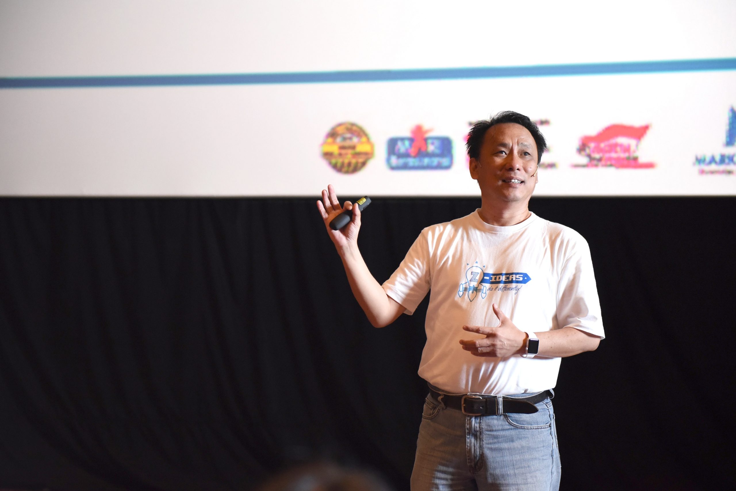 ratusan-mahasiswa-jawab-tantangan-z-ideas