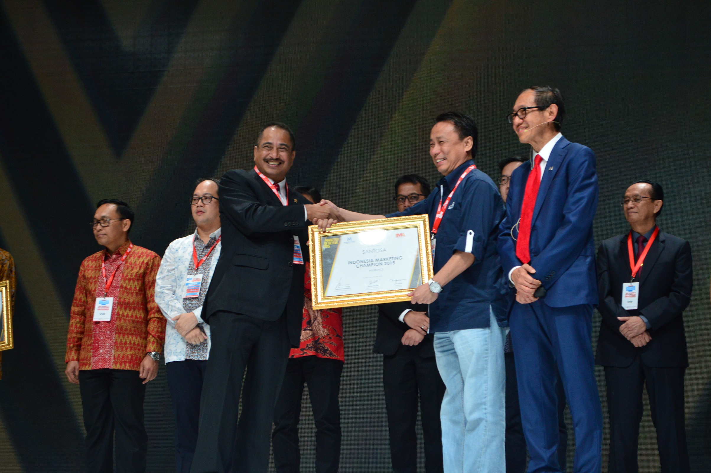 ceo-asuransi-astra-raih-marketing-champion-2015