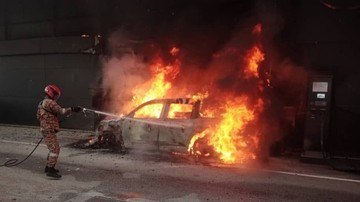 mobil-listrik-mercy-terbakar-saat-lagi-ngecas-di-dealer