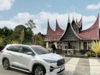 membandingkan-kijang-innova-zenix-hybrid-dengan-mitsubishi-outlander-phev-untuk-keluar-kota