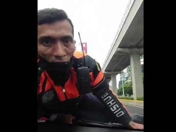 petugas-dishub-dki-nemplok-di-kap-mobil-dari-setiabudi-ke-menteng