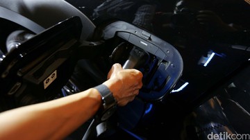 ternyata-daya-rumah-segini-masih-bisa-ngecas-mobil-listrik-toyota-bz4x