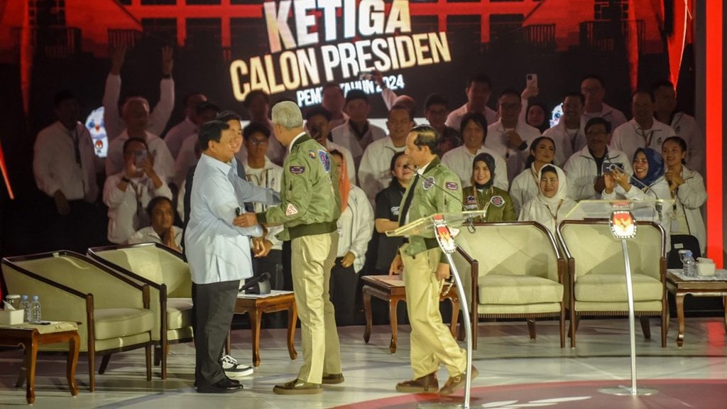 debat-ketiga-capres-usai,-prabowo-dan-anies-tak-bersalaman
