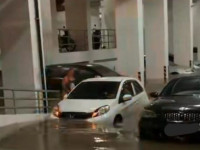 curah-hujan-tinggi-hingga-menyebabkan-banjir,-jangan-paksakan-mobil-untuk-menerjangnya