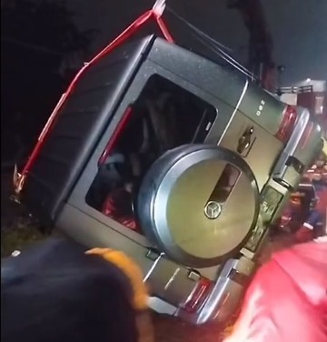 harga-mercy-g-class-yang-terjeblos-saluran-air-rp-6-m,-mampu-terobos-banjir-70-cm