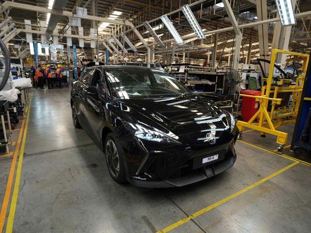 segera-diumumkan,-harga-2-mobil-listrik-mg-buatan-indonesia-diklaim-‘menantang’