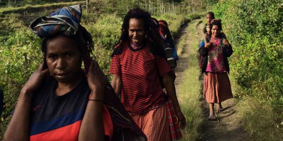 nona-dan-mama-papua-bekerja-keras-di-tengah-ancaman-mahar-dan-kawin-muda