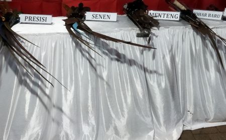 puluhan-warga-jakpus-serahkan-celurit-yang-biasa-dipakai-untuk-tawuran