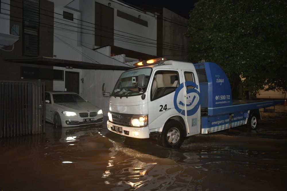 mobil-terendam-banjir?-jangan-panik,-lakukan-4-hal-ini