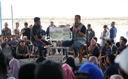 seperti-jakarta,-anies-bakal-bangun-lapangan-sepak-bola-berstandar-fifa-di-maluku